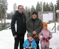 Kansanedustaja Perttii Hemmilä Pöytyän Haukkavuoressa 13.3.2011. Kuvassa Hemmilän lisäksi Pöytyän Kokoomuksen sihteeri Teemu Vappula lapsiensa kanssa. Päivä oli aurinkoinen ja väkeä oli liikkeellä runsaasti.