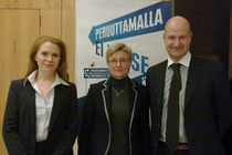 Vasemmalta oikealle: Suvi Innilä, Sisko Hellgren ja Heikki Arikka. Kuva Pöytyän Kokoomusyhdistyksen kevätkokouksesta 29.3.2011.