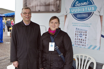 Kyrön torilla. Kuvassa Pöyty  ja Ulla-Riitta Arvola
Kuvaaja: Pertti Kangasniemi