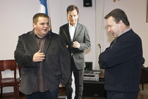 Pöytyän Kokoomusyhdistyksen sihteeri Teemu Vappula ja kansanedustaja Ilkka Kanerva. Kuvaaja Pertti Kangasniemi 