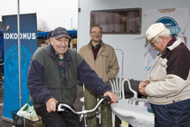 Toriväkeä, taustalla kunnanvaltuuston puheenjohtaja Reino Kallio.
Kuvaaja: Pertti Kangasniemi