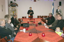 Väkeä avajaistilaisuudessa oli reilut 20 henkilöä. Avajaispäivän aikana paikalla vieraili lähes 200 henkilöä. Pertti Hemmilän vieressä varsin nuorta Kokoomuskannattajaa. Kuvaaja Pertti Kangasniemi 