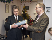 Kokoomus 2005 Pöytyä r.y:n muistolahjan Auranmaalta ojentaa yhdistyksen puheenjohtaja Kimmo Rantala 