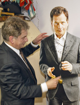 Sauli kirjoitti nimikirjoituksensa Pahvi-Sauliin.
Kuvat: Pertti kangasniemi