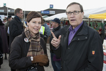 Anne-Mari Virolainen keskustelee markkinavieraan kanssa.

Kuvaaja: Pertti Kangasniemi