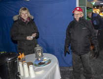 Kokoomus kuuntelee Kyrön joulumarkkinoilla.