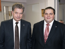 Sauli Niinistö ja Kokoomus 2005 Pöytyä r.y:n sihteeri Teemu Vappula
Kuvat: Pertti kangasniemi
