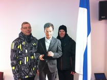 Pöytyän Kokoomuksen puheenjohtaja, Sauli Niinistön signeeraama Pahvi-Sauli ja kunnallisvaaliehdokas Anne Ketola