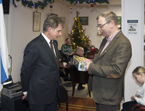 Kokoomus 2005 Pöytyä r.y:n muistolahjan Auranmaalta ojentaa yhdistyksen puheenjohtaja Kimmo Rantala
Kuvat: Pertti kangasniemi 