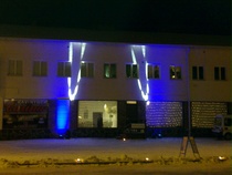 Café Niinistö erikoisvalaistuksessa Sauli Niinistön vierailun kunniaksi. 